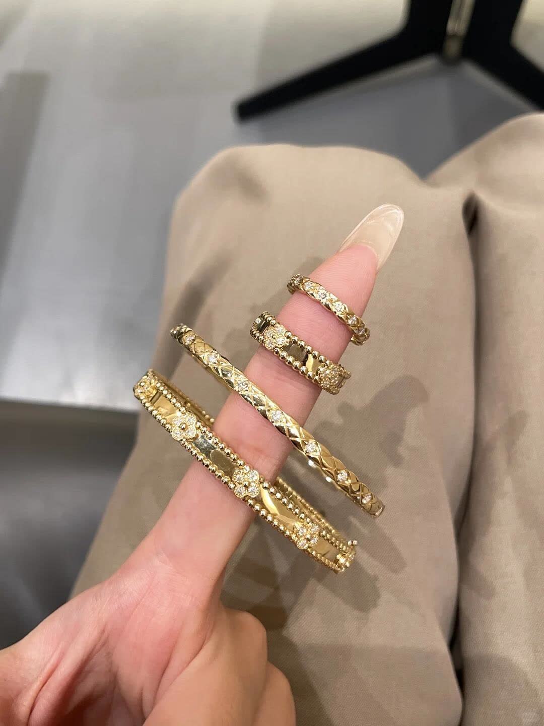 Van Cleef & Arpels Gold Plated Flower Pattern Bangles Set
